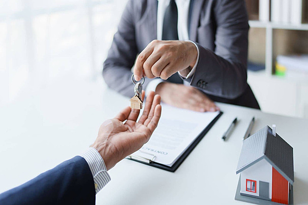 pngtree-real-estate-company-to-buy-houses-and-land-are-delivering-keys-and-houses-to-customers-after-agreeing-to-make-a-home-purchase-agreement-and-make-a-loan-agreement-photo-image_50362354